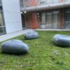 Betonnen zitelement - De Love-stone 46 Drie grote betonnen Love-stones - organisch vormgegeven zitstenen
